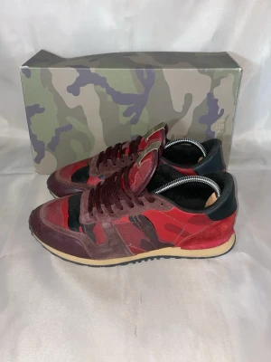 Valentino Rockrunners röda storlek 42 - Valentino Garavani Rockrunners röda storlek 42 boxen har inget lock och så är boxen lite sönder. Vid mer frågor eller bilder är det bara att skriva!