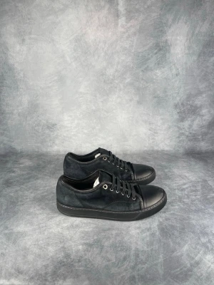 Lanvin DBB1 Sneaker - Skick: 7/10. Använda men mycket liv kvar. | Ingår: Endast skorna. | Nypris: +- 5200 SEK. | Storleken är UK6.