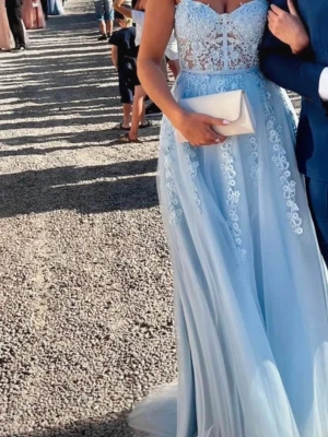 Ljusblå balklänning  - Säljer nu min fina balklänning från Dressroom Linné💙 Använd en gång på balen år 2023! Nypris: 6000kr