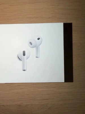 Apple AirPods Pro 3 med USB-C - Säljer ett par Apple AirPods Pro 3 med USB-C. Trådlösa in-ear hörlurar i vit färg med stilren design och silikonproppar för bästa passform. Grym ljudkvalitet, brusreducering och kompatibla med MagSafe och Apple Watch. Perfekta för musik, poddar och samtal.