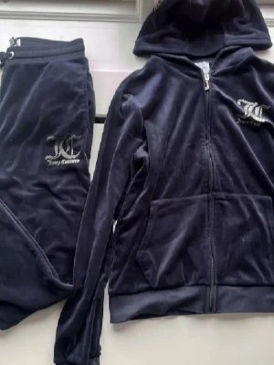 Juicy Couture set  - Supersnyggt och mysigt juicy couture set i mörkblå. Byxorna har en utsvängd modell.