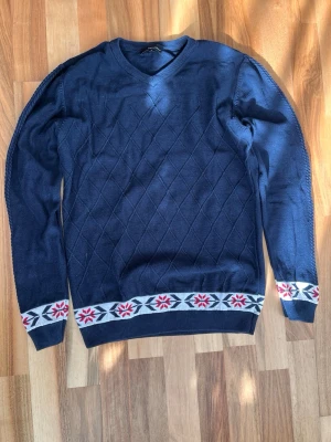 Dsquared2 tröja - Vintage Dsquared2 tröja i storlek S med färgen mörkblå, den har hål underarmen annars är den i bra skick. Kom gärna med bud!