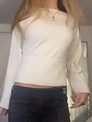 Tröja - Figursytt tröja från Gina, inge skador eller liknande, skriv vid fårgor