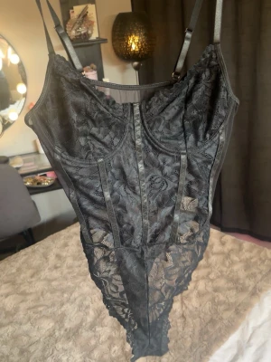Svart Snygg Body - Säljer en jätte snygg svart body, aldrig använd 💕Fel storlek därför säljer jag den!!  Pris kan diskuteras ‼️