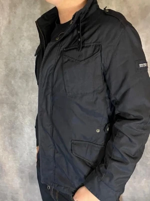 Woolrich Fieldjacket  - Hej! Säljer nu denna väldigt snygga och eftertraktade Woolrich Fieldjacka! Jackan är slutsåld överallt och går inte att få tag på… Jackan är perfekt nu till våren. Storlek L Skick: 9/10 grejen man drar av dragkedjan är av, men funkar bra ändå! Nypris: 6000 kr Säljs för: 1099 kr