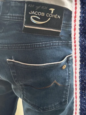 🇮🇹Jacob Cohën J688 Limited Edition (Nr 38/236) - Exklusiva Selvedge Jeans W34🇮🇹 - Jacob Cohën J688 Limited Edition 🇮🇹 Unikt hantverk! Nr 038 av endast 236 gjorda. Premium selvedge-denim med detaljer i högsta kvalité & broderade citat. Handsydda i Italien. ✨ 📏 Storlek: W34 (Slim-straight) 📐 Mått: A:43,5 B:76 C:101 cm ✅ Skick: 9/10 – Mycket fint skick!  🧩 Material: 99% bomull / 1% elastan 💰 Nypris: ca 9000kr Passar ca 182-187 cm. Jämför gärna måtten! Skriv för fler bilder! ‼️ Skickas inom 24h efter betalning ‼️