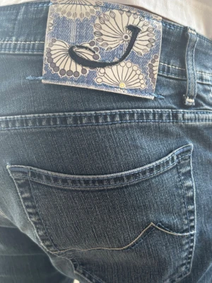Jacob Cohën Second Premium Edition Jeans | J622 - Jacob Cohën - J622 COMF. Handgjorda i Italien. "Second Premium Edition" i snygg mellanblå tvätt & fantastiskt skick! 🧵 Modell: J622 (Modern Slim Fit) 📏 Storlek: W35 📐 Mått: A:42,5 B:76 C:102 cm 🧩 Material: Premium denim (Stretch) ✅ Skick: 9,5/10 (Som nya!) 💎 Detaljer: Silverknappar, broderat J & exklusiv mönstrad patch. 💰 Nypris: Ca 5500 kr🧍‍♂️ Ref: Passar ca 182-187 cm. Modellen är 189, men har dragit ner jeansen en del.Skriv för fler bilder! ‼️ Skickas direkt eller senast dagen efter betalning! ‼️ 