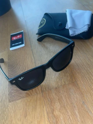 Ray-Ban Solglasögon - Säljs då dom inte används. Väldigt fint skick utan defekter. På glaset förekommer det inga repor och skicket är som nytt. Tillbehör skickas även med. Skriv gärna vid minsta fundering!🙌