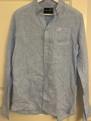 Ljusblå linneskjorta från Pelle P - Säljer en ljusblå skjorta från Pelle P i svalt linne. Använd 1-2 gånger.ligger bara i garderoben. 