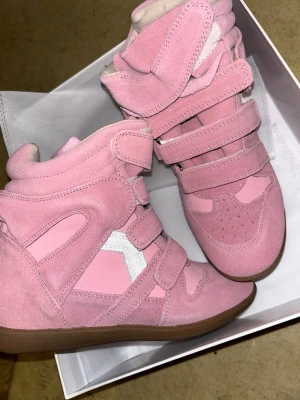 NYA *❣️Isabel Marant Rosa 39 Wedge Beckett Heel  - säljer dessa snygga och nya marants i rosa🎀 😎 ~ storlek 39 passar dig mellan 38-39!! Svarar snabbt och skickar imorgon redan ;) Först till kvarn förstås skriv gärna ;)