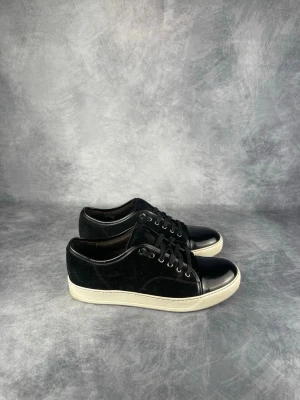 Lanvin DBB1 Sneaker - Skick: 8,5/10, mycket bra skick. | Ingår: endast skorna. | Nypris: +- 5200 SEK. | Storleken är UK7.