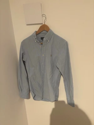 Ljusblå skjorta från Ralph Lauren - Tja! Säljer min ljusblåa Ralph lauren skjorta i storlek S, mycket bra skick å säljer för 269 kr. Hör av er vid eventuella frågor