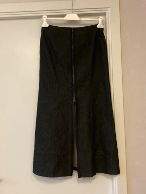 🍒Vintage y2k maxikjol med zip🍒 - 🍒Y2K CUTIE🍒Såå snygg trendig maxikjols med en stilren design och lång dragkedja baktill. Du väljer själv hur lång slits du vill ha med dragkedjan. Kommer i ett kraftigt och stretchigt tyg. Kom gärna med prisförslag🍒 