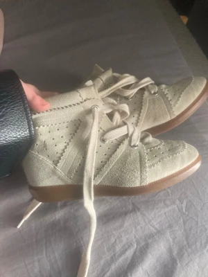 Isabel marant bobby - Säljer dessa isabel marant skor i storlek 37. Väldigt bra skick, har lite små fläckar på snörena men går enkelt att tvätta bort. Kan gå ner i pris vid snabb affär.