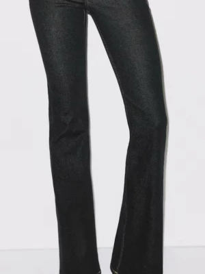 Mörk blå  bootcut jeans från hm - Snygga mörk blå bootcut jeans från Hm med klassisk femficksdesign och låg midja. Jeansen har en lätt utsvängd passform nedtill.