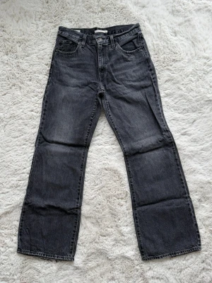 Gråa bootcut jeans Levis - Mörkgråa jeans med tvättad look, supersnygg utsvängd passform ⭐️ knappt använd 