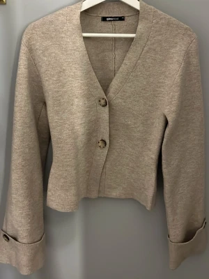 Beige kofta från Gina Tricot - Superfin kofta från Gina!.