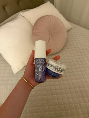 Sol de Janeiro Delícia Drench duo - Säljer ett duo-kit från Sol de Janeiro med Delícia Drench Body Butter och Brazilian Crush Cheirosa 59 mist. Båda produkterna har en lila och vit design och kommer i praktiska förpackningar, perfekta för dig som älskar återfuktande och väldoftande hudvård.