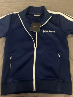 Palm angles zip up  - Mörkblå Palm agles kofta den är i storlek M och är i väldigt bra skick nästan o använd.