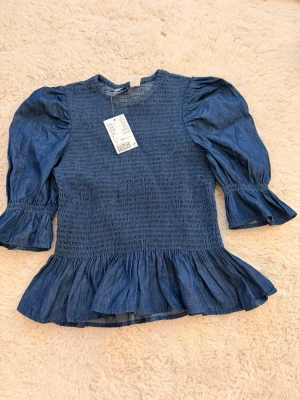 Marinblå blus - Helt ny blus ifrån H&M med prislapp kvar. Storlek XXS, pris kan självklart diskuteras🩷