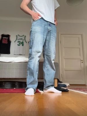 Ljusblå Galaxy Loose Straight Jeans Weekday - Nästintill oanvända weekday jeans med lite heelbites.