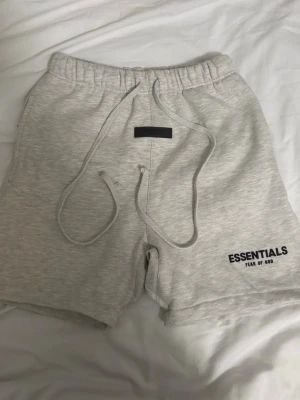 Grå Essentials Shorts - Pris kan diskuteras