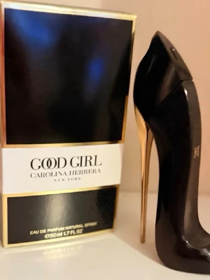 Carolina Hererra Good girl 50ML! - Säljer denna perfym då jag ej använder den. Jag fick perfymen som present, men säljer den då det inte är min preferens gällande dofter!💕 Pris kan diskuteras, den säljs vanligtvis för 1,2k. Den är endast sprejad fåtal gånger för att känna doften, ej använd många gånger! :)