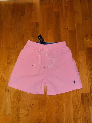 Rosa Ralph Lauren badshorts  - Sprillans nya, var för liten på mig o säljer därmed vidare. Skriv o erbjud svarar snabbt🤙