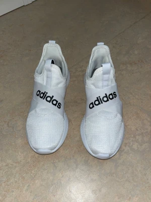 Vita sneakers från Adidas - Snygga sneakers från Adidas. Använd 1 gång.