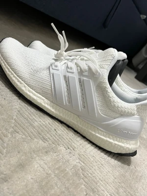 Vita skor - Storlek 44 i ultra boost passform, aldrig använda, inga fläckar, säljer dom billiga då de finns lite fel stavning på skon