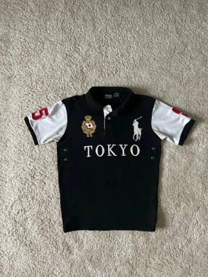 Svart Ralph Lauren Polo Big Pony Piké Storlek S  - Mycket fin Piké i svart färg. | Pikén är i mycket bra skick och sparsamt använda. |  Äkta som allt annat jag säljer! ✅ |  Storlek: S | Skick: Mycket Bra Skick | Färg: Svart | Märke: Ralph Lauren | Modell: Piké |   Hör gärna av dig vid frågor så svarar jag så fort jag kan! 😁