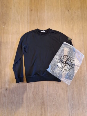 Svart sweatshirt från Stone Island - Säljer en svart sweatshirt från Stone Island den är mycket bra skick skick och den är str S men jag rekommenderar för er som har XS bara hör av om ni har frågor✅🤙