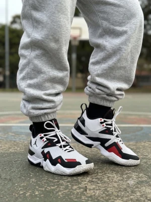 Jordan Why Not Zer0.4 sneakers - Snygga Jordan Why Not Zer0.4 sneakers i vitt, svart och rött. Skorna har en chunky sula, mesh-överdel och coola zigzag-detaljer. Ikoniska Jumpman-loggan på sidan och Russells signaturdetaljer. Perfekta för dig som gillar basketstil och streetwear.