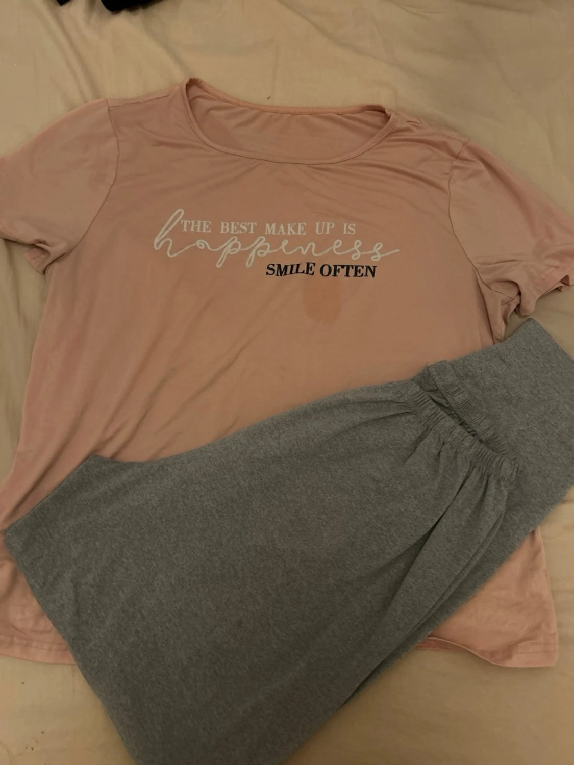 Rosa pyjamas med text och grå byxa - 1