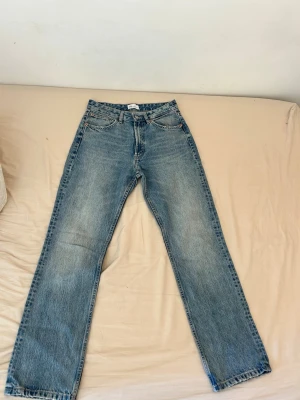 Blå raka jeans från Zara - Säljer ett par klassiska blå raka jeans från Zara. Jeansen har fem fickor, normal midja och är tillverkade i ett slitstarkt denimtyg. Perfekta för en avslappnad och trendig look.
