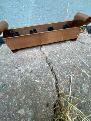  ljusstake gjort av koppar  - Snygg rektangulär ljusstake i äkta koppar ungefär 30cm lång 