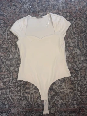 Vit söt body - säljer en gullig vit body med urringning💓