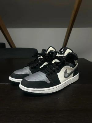 Air Jordan 1 Mid Satin Grey Toe - Air Jordan 1 Mid Satin Grey Toe i storlek 42 / US 8.5 Skorna har täcken pa anändning, se bilder