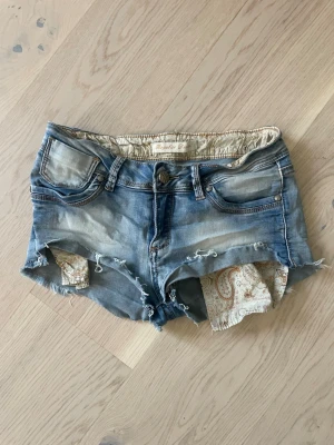 jeans shorts - lågmidjade, väldigt sköna. du hittar fler plagg i profilen