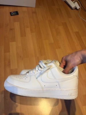 Nike Air Force 1 vita sneakers - Klassiska Nike Air Force 1. Använda 5 gånger till fotograferingar och inspelningar. 
