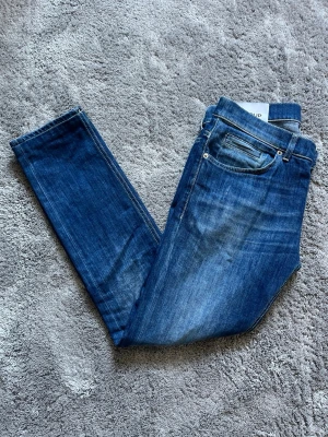 Dondup George  - Dondup George i storlek 32. Jeansen är använde men fortfarande bra skick och en riktig snygg blå tvätt. Köpte för 3500 på united fashion i Göteborg mitt pris 999 Priset är förhandlingsbart