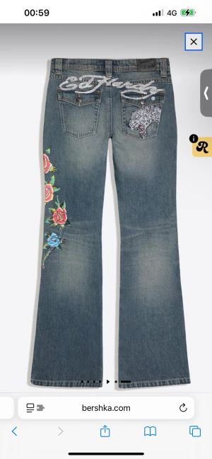Söker!!! Ed Hardy x breaks  bootcut jeans med brodyr -  jeans från Ed Hardy x berska  med stora broderade rosor längs benet och glittrande leoparddetalj o ed Hardy tryck i strass på bakfickan. Söker i strl 34 