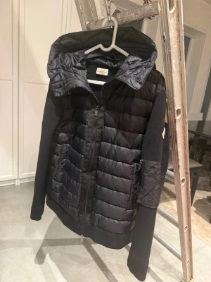 Moncler cardigan  - Hej! Säljer nu min cardigan då jag ej använder den längre storlek m  ny sick