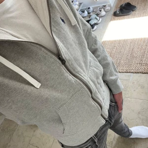 POLO RAPLH LAUREN ZIP HOODIE - Säljer nu min feta Polo Ralph Lauren Zip Hoodie🙌 | Skick 9/10⭐️✅ | Passar 172-180✅| Hör av dig om du har några frågor👍