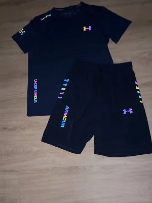 Marinblå under armour sett 165+  - Säljer ett marinblå  set från Under Armour med t-shirt och shorts. Stilrent men ändå snygga färgdetaljer som gör att det sticker ut 🔥 Skönt material och bra passform, funkar både till träning och vardag. Helt nytt med lappar kvar.   165+ passar S