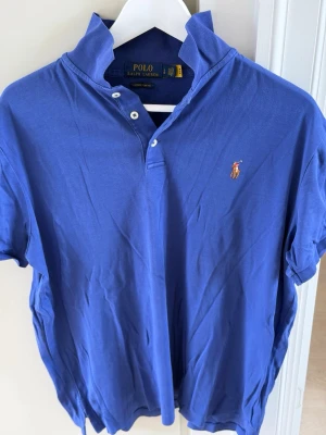 Ralph Lauren Custom Slim Fit Soft Cotton Polo Shirt - Klassisk blå pikétröja från Ralph Lauren. Används inte längre, mycket gott skick. Priset kan diskuteras vid snabb och seriös affär! 