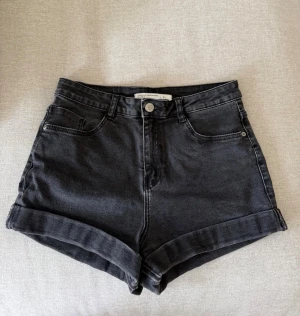 High waist shorts från Weekday - Snygga svarta jeansshorts från Weekday med hög midja
