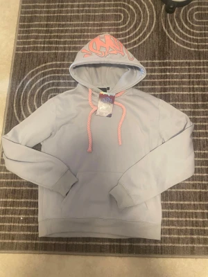 Syna world hoodie - Skit snygg hoodie från syna world. Den är helt ny och är oanvänt. Säljer eftersom den inte passar mig. Den är i storlek S men passar mer som M