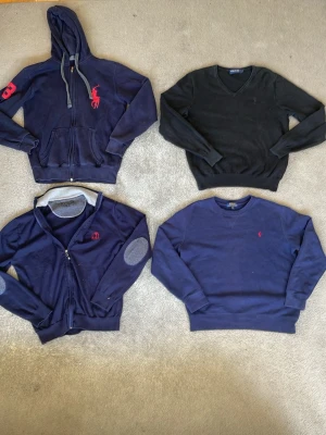 Mörkblå sweatshirt från Polo Ralph Lauren - Detta är fyra snygga tröjor.Tre stycken är från polo Ralph Lauren.En är från Sir Raymond Tailor.Sir Raymond Taylor Tröjan är i storlek xl för barn så det motsvarar XS.Polo Ralph Lauren tröjan utan luva Är i storlek 14 till 16 år som motsvarar ca XS.Polo Ralph Lauren med zip och luva Är i storlek M men går med S.Polo Ralph Lauren golf tröjan är i storlek M men passar för Xs.Det är mycket bra skick på alla.Vid Köp av fyra köper man denna annons men om man vill ha några men ej alla skicka till mig.