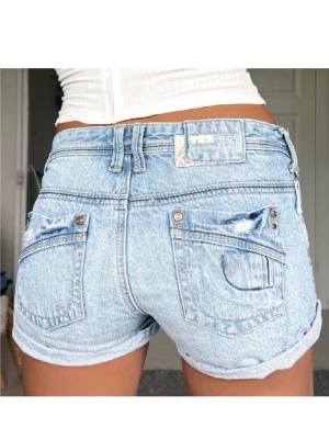 Ljusblå denimshorts - Midjemått 39 cm